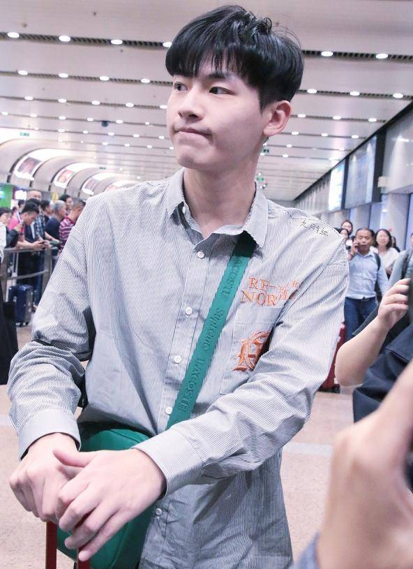 以往可能辛云来出现在机场,都不会有人注意到,但是