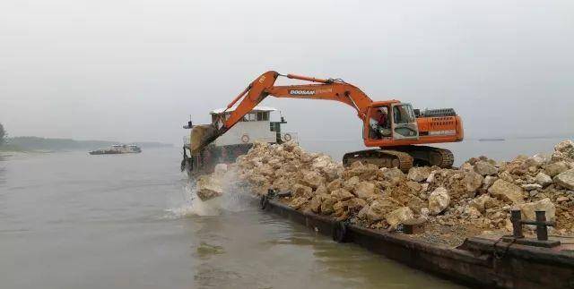 "处置崩岸的常规方法有削坡减载,袋土还坡,雷诺石垫护坡,水下抛石镇脚