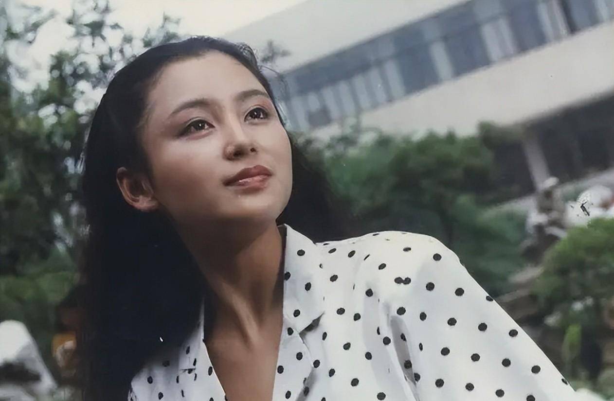 1993年,陳紅再次成為瓊瑤女郎,一部《梅花三弄之水雲間》,讓她聲名大