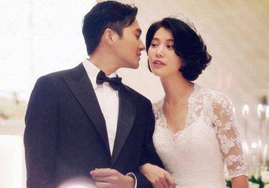 张智霖和未婚妻十指相扣,而袁咏仪就算没有婚纱也倍感幸福_因为