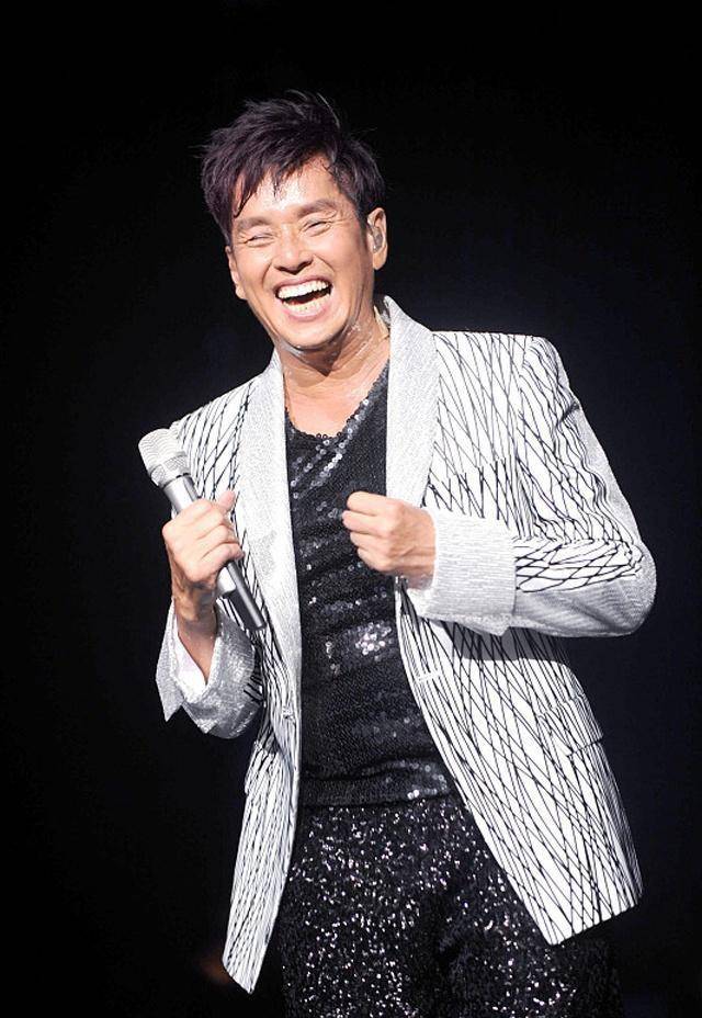 谭咏麟抖腿三部曲第一曲,连校长都唱到声嘶力竭_lorelei_成龙_暴风