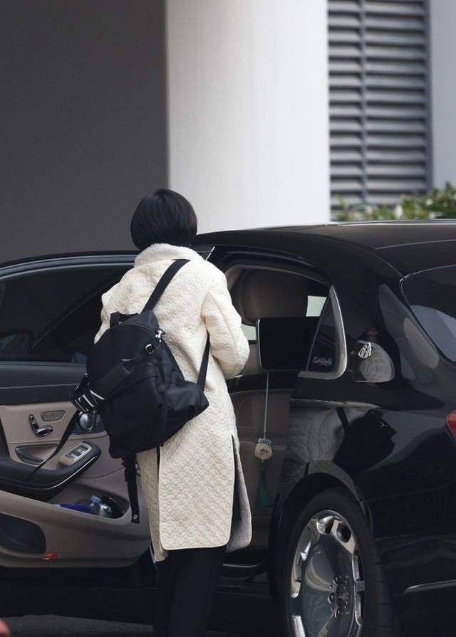 但是孙俪这件羽绒服的设计却非常独特.