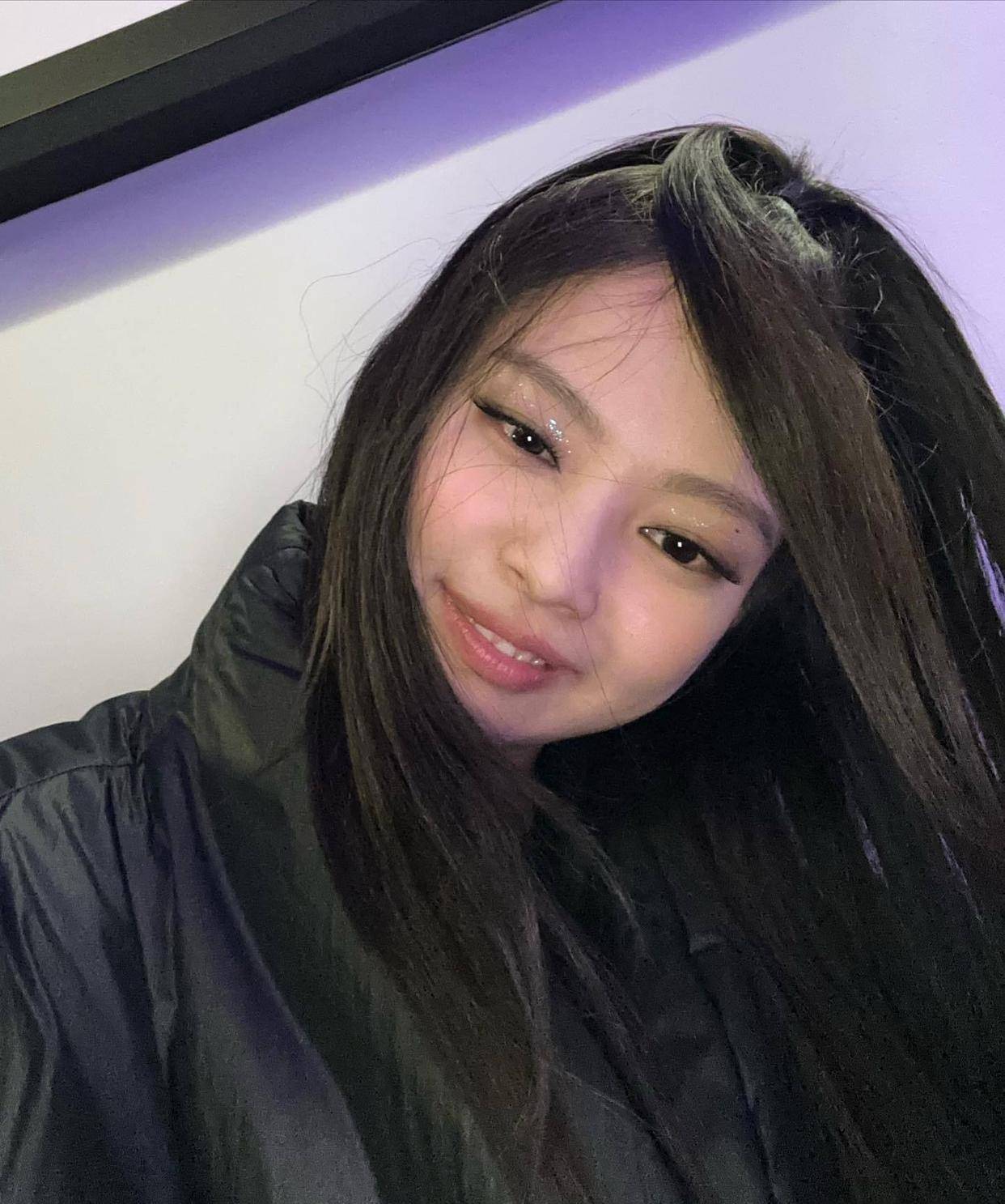 jennie齐刘海黑发型,撞脸lisa?果然美女都不会差太远!_内衣_照片_宣传