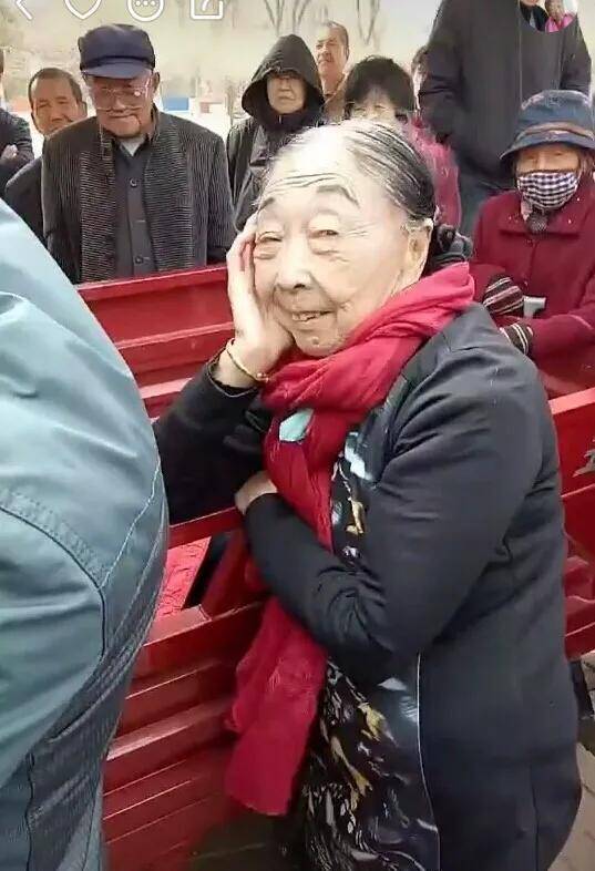 老妻少夫的马玉琴和李玉成,最近在出镜间闹矛盾,还住进了医院_二人转