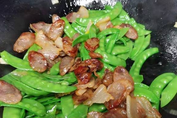 粤菜经典小炒荷兰豆炒腊味,腊味醇香,脆嫩爽口,简单易学有窍门_腊肉
