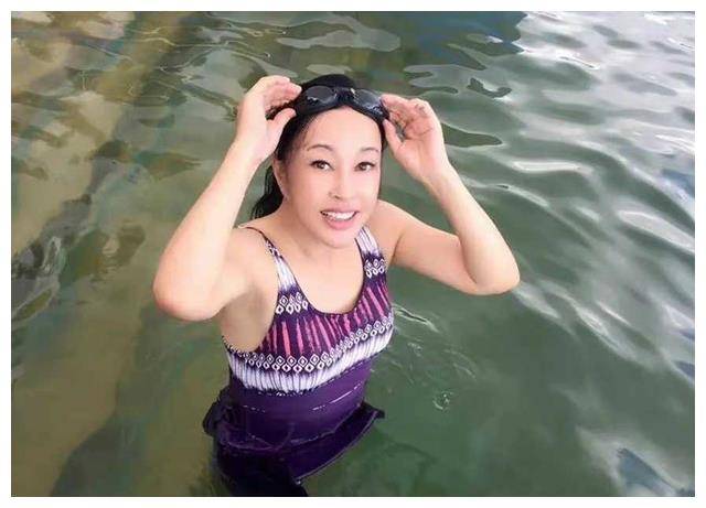 58岁刘嘉玲和70岁刘晓庆同穿吊带泳装!