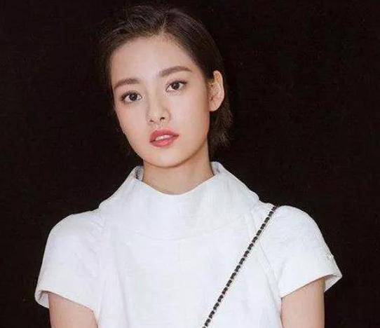 王雨馨的助理爆料,张艺上是博纳影业老板于冬的人,她们根本不敢惹.