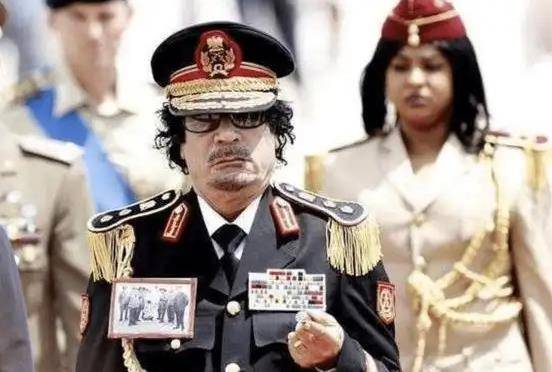 “利比亚”2011年卡扎菲临死前状态：被拖行40多米，手抹眼泪，士兵手机拍照