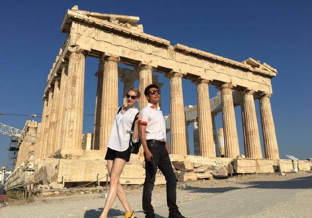 晒出的照片中还有两人斜靠着站立的照片,为了照顾撒贝宁的身高,李白