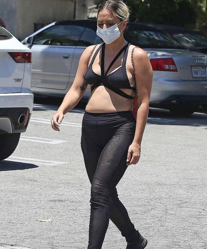 lady gaga与富商男友甜蜜外出,赘肉肚腩太突出,网友:这才是爱
