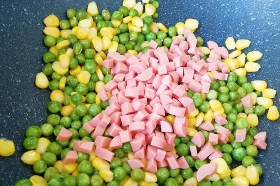 一道简单的三色小炒，10分钟就出锅，颜色丰富看着就很有食欲(图9)