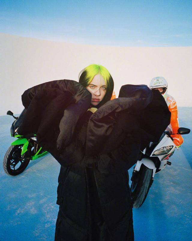 最近,怪诞少女billieeilish拍了《dazed》春夏大片,照片里的她,延续这
