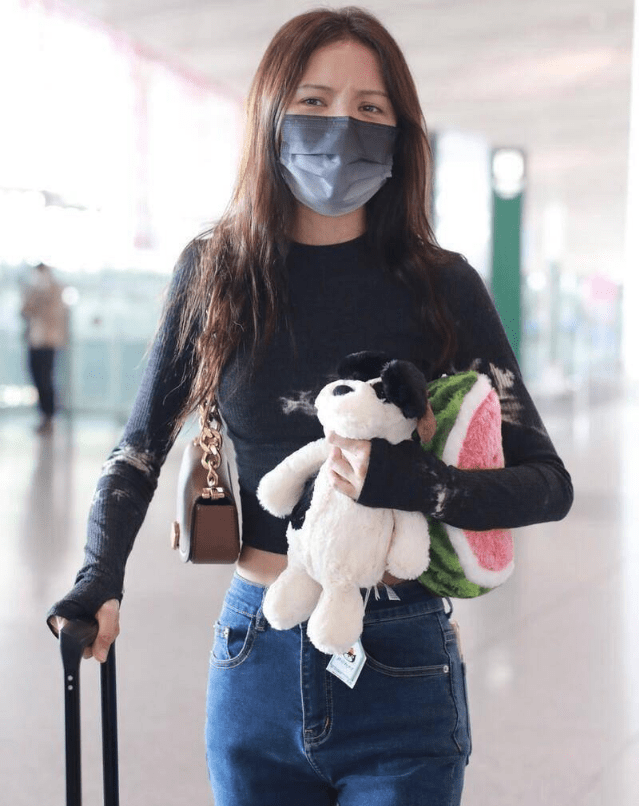 "兔耳朵"的紧身牛仔裤搭配紧身卫衣,张予曦大秀迷人线条!