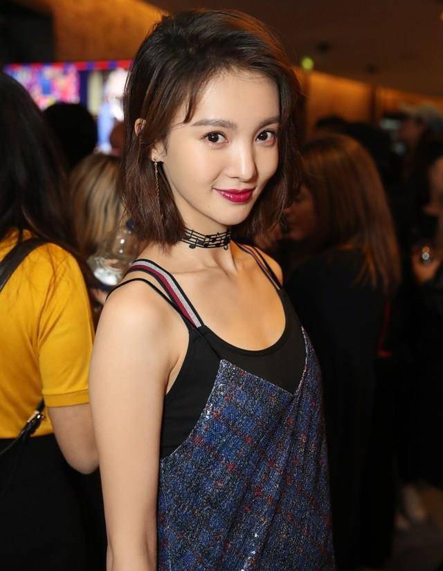 金晨身穿吊带裙出席伦敦时装周,与欧阳娜娜同台,彰显少女活力_明星