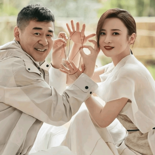 陈建斌蒋勤勤夫妇逛街似热恋情侣,女方素颜模样大变,略显沧桑