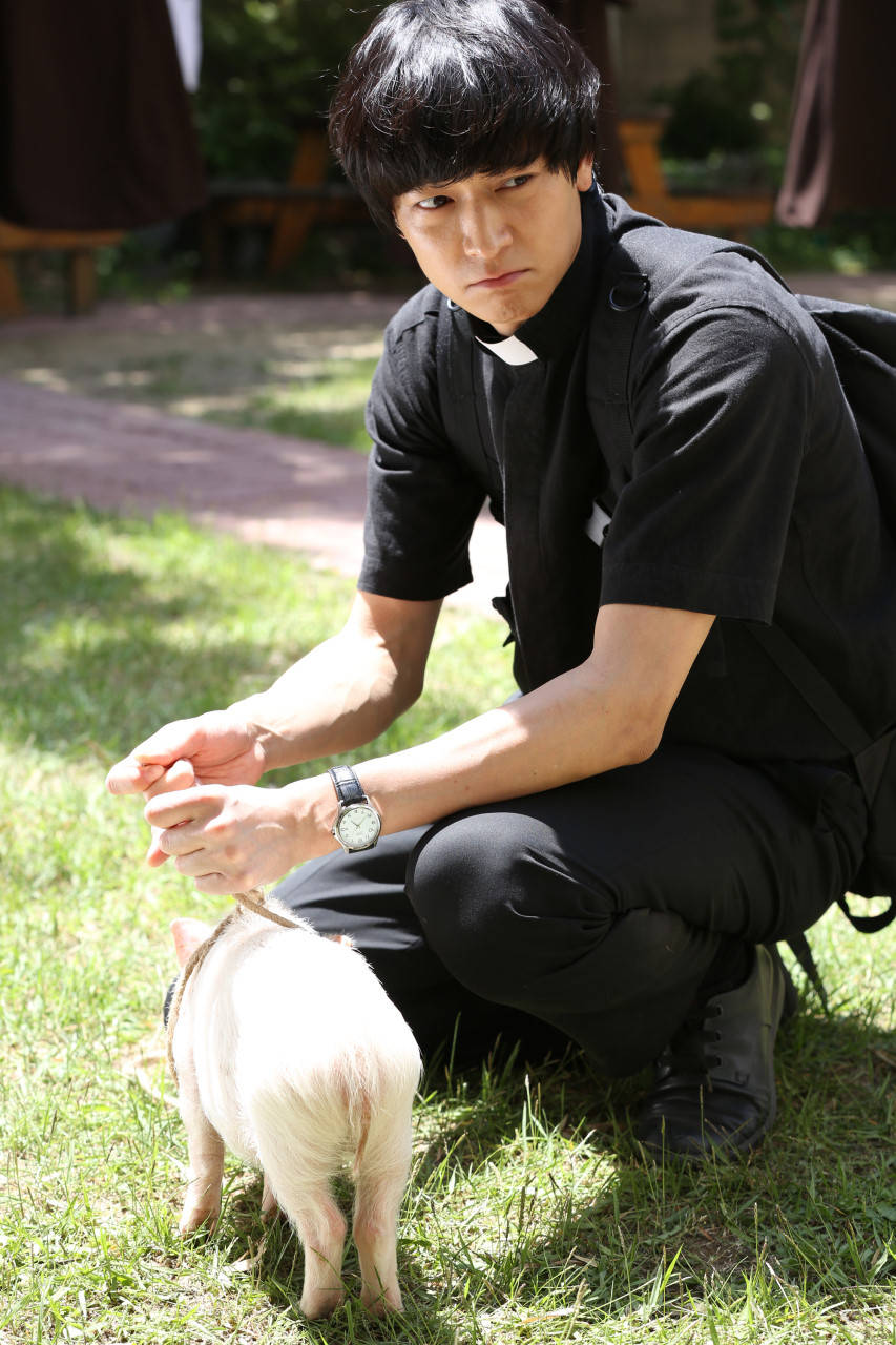 韩国影剧7位「最帅神父」:金南佶印象深刻,车银优超帅气_朴叙俊_剧中