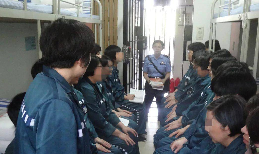 女白领赵醒贪污24万被判7年,一入监狱就耍花招,狱警:太狡猾了_上海市