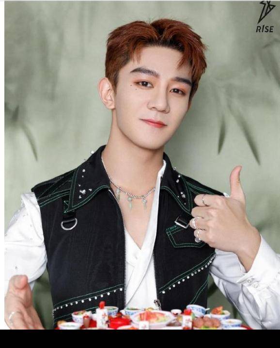 饭大片出炉:全员黑色制服超抢眼,何洛洛任豪颜值圈粉_造型_赵让_翟潇