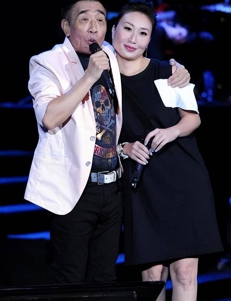 如今14年过去了,张迪白发苍苍,张馨予像小朋友一样深情地依偎在身边.