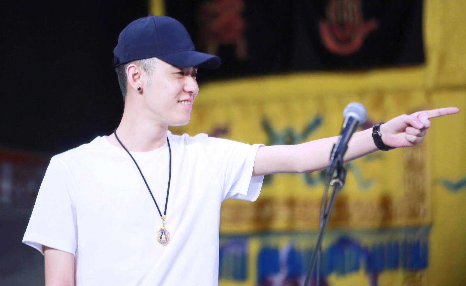 德云社张云雷晒近照,展示完美下颚线,颜值不输内娱小鲜肉_舞台_因为