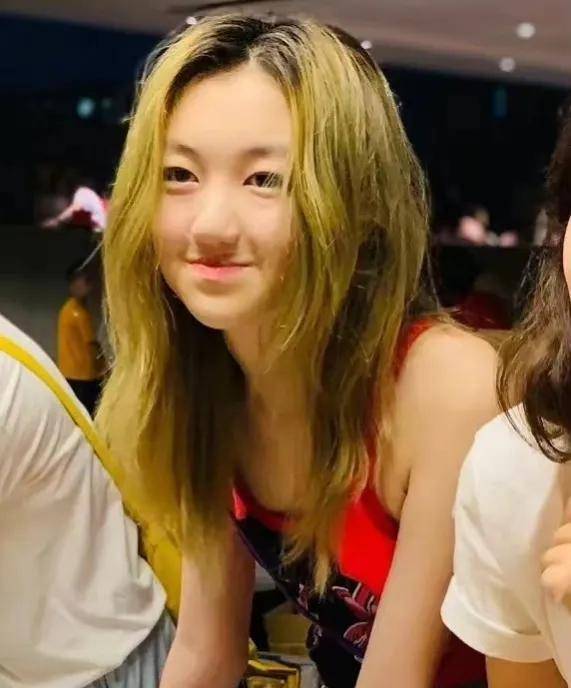 王菲女儿近照曝光!模样变化大,香肩毕露太敢穿_李嫣_年纪_明星
