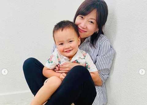 徐静蕾抱男童合照,称作我干儿子,脖子皱纹明显_小孩子_相片_情况