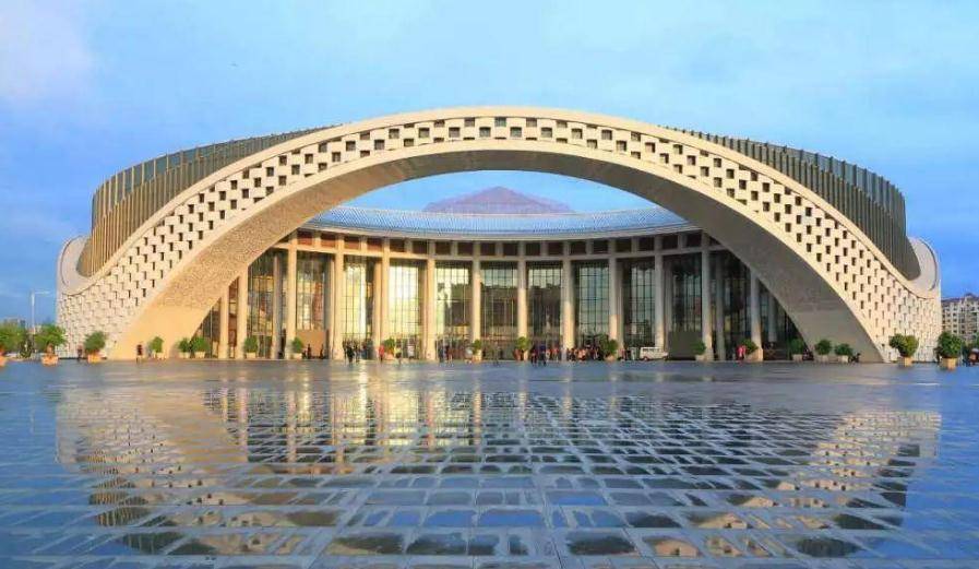 7亿建造,占地150亩,游客络绎不绝_云南_建筑_城市