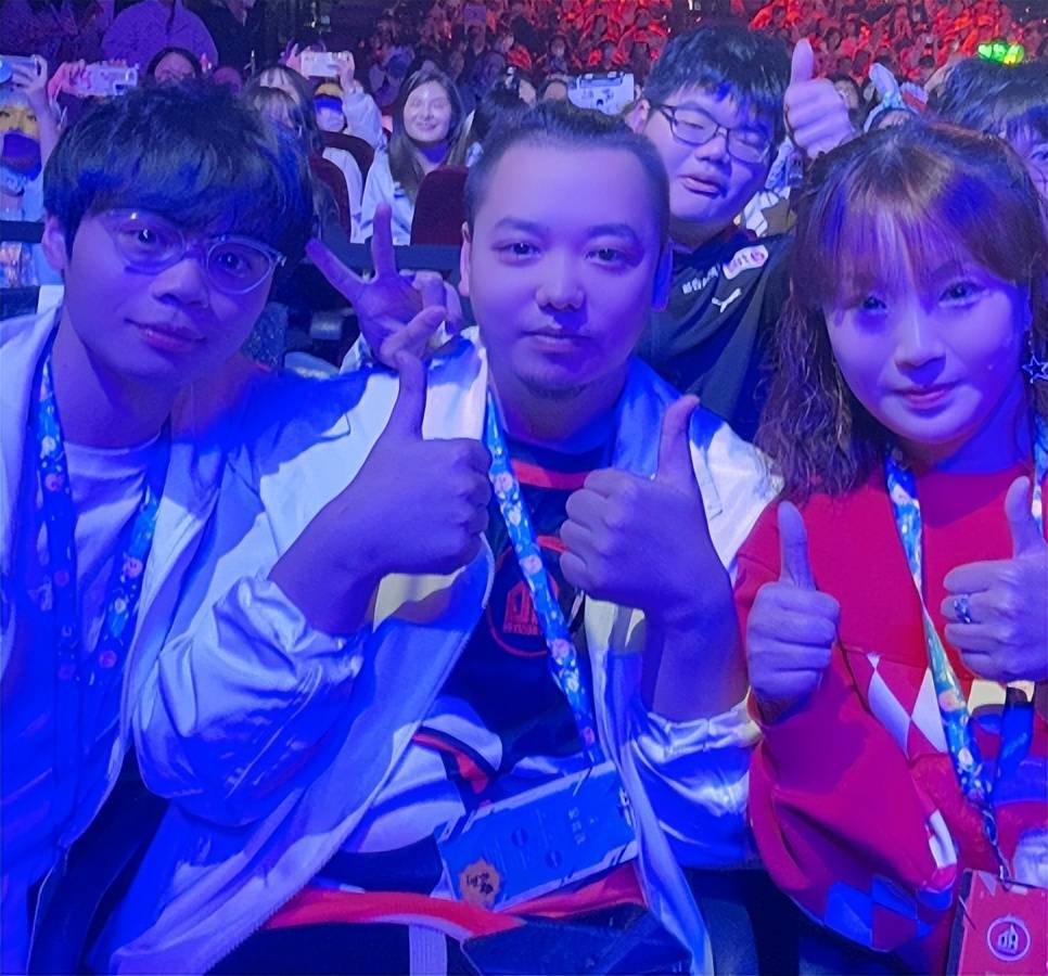 ag拿下首胜,老板菲姐亲自督战,一诺带着辅助鞠躬感谢粉丝_夏竹_比赛