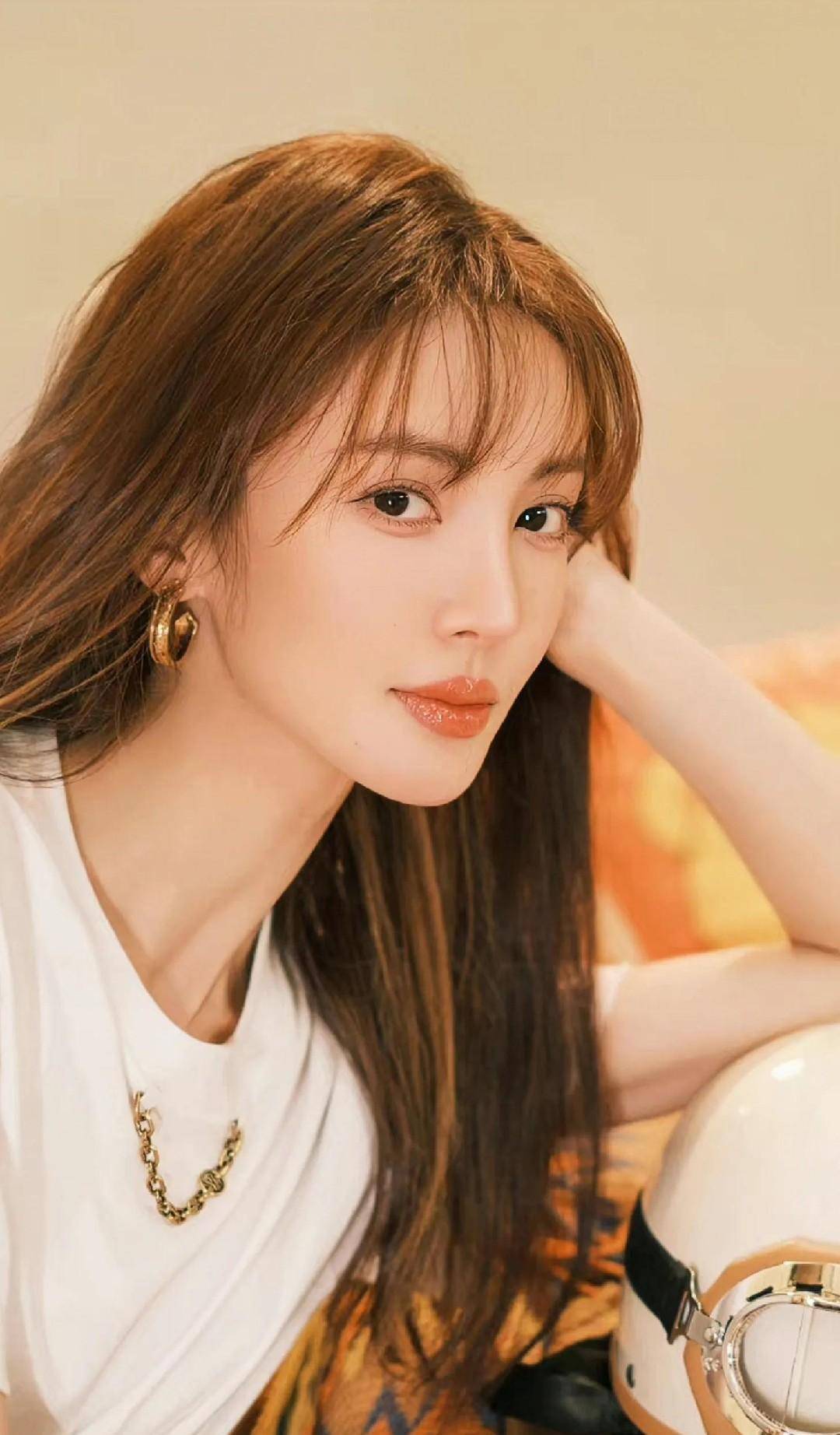 金晨时尚写真:笑起来太美,小心屏幕炸裂