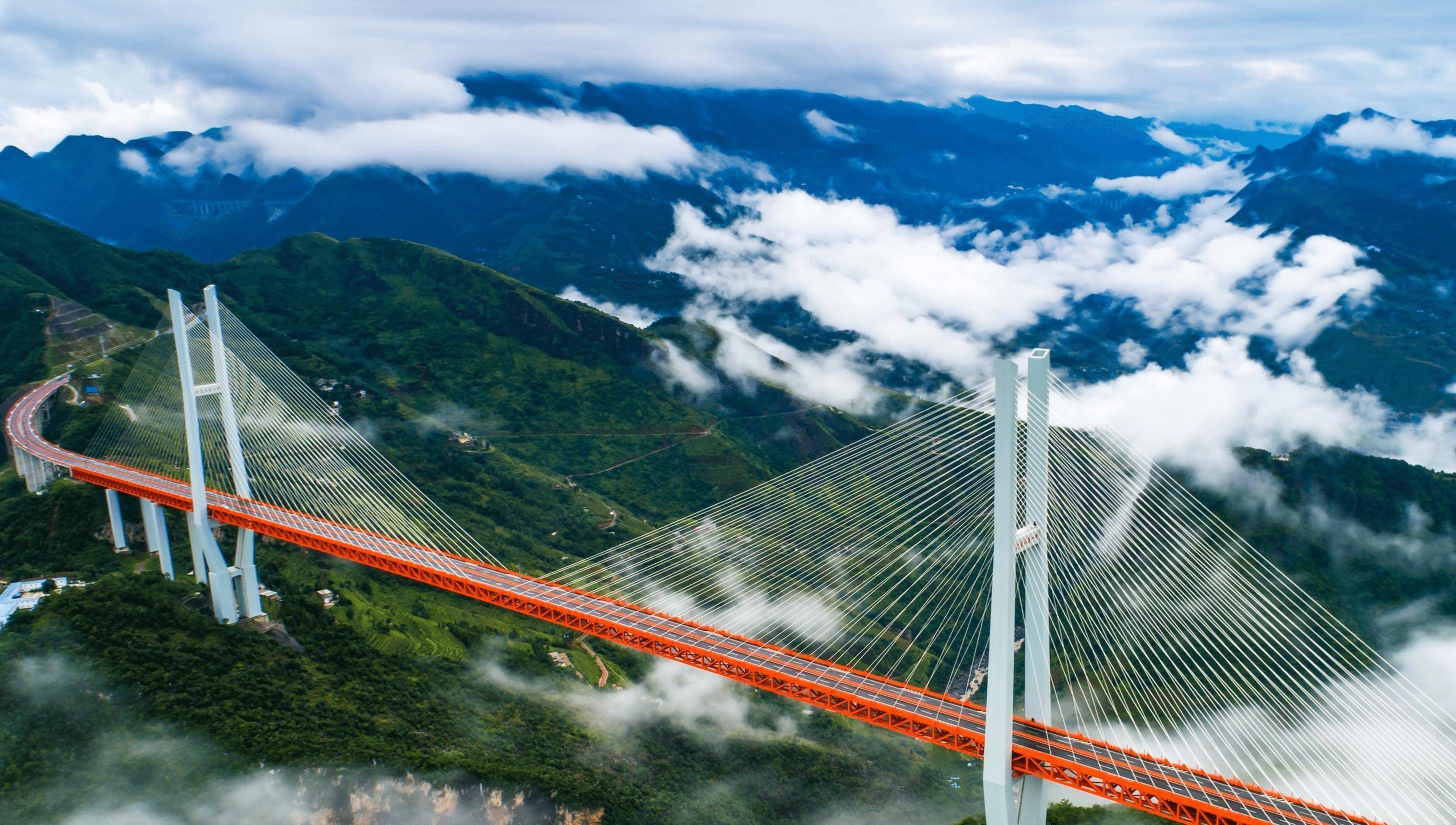 世界第一高桥北盘江大桥,高565米横跨云贵两省,开车就像开飞机