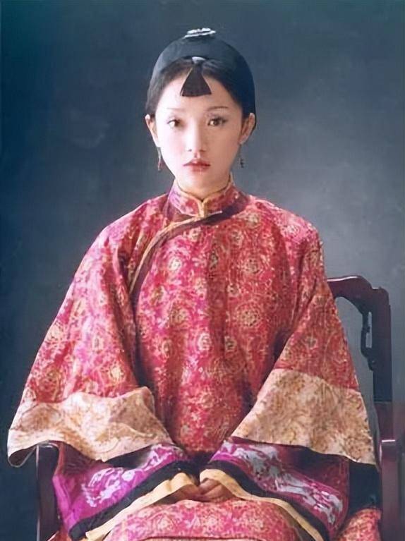 她是《橘子红了》里的三太太秀禾,青涩而美好,挣扎中的痛苦和觉醒,让