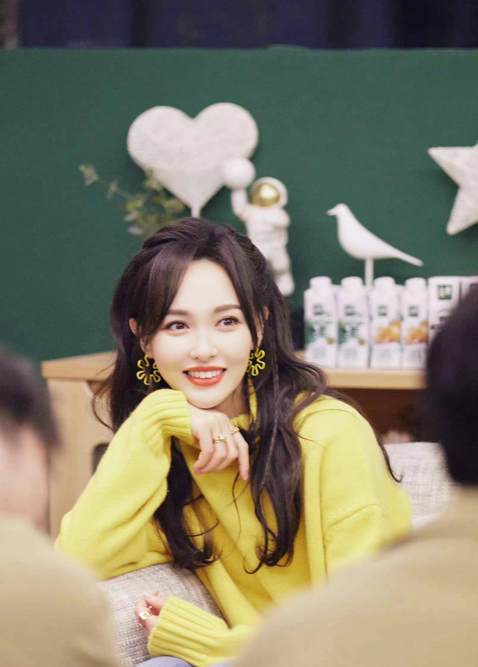 唐嫣《我们的客栈》穿搭,亮黄色毛衣配大衣,清新又减龄!