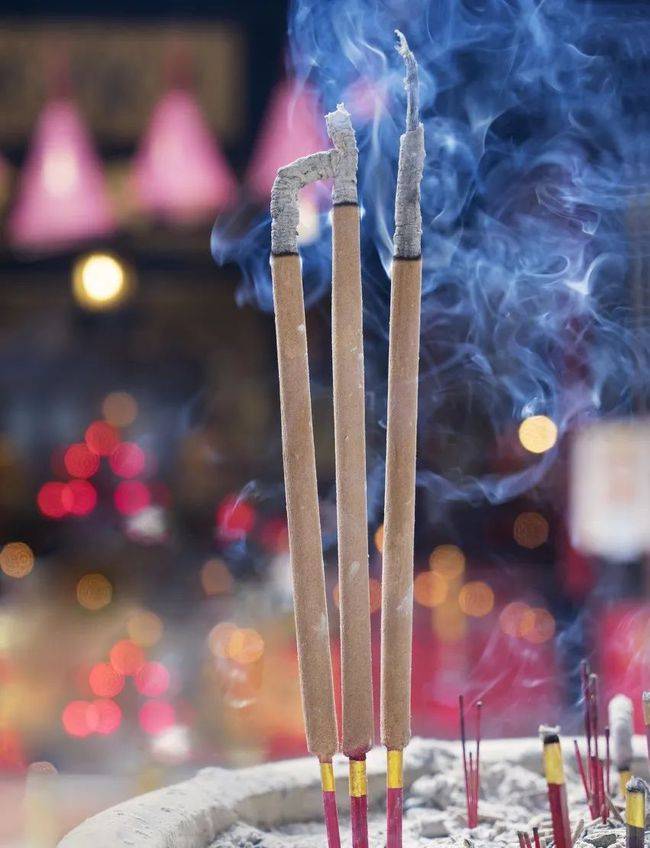 李理谦:拜神为何要烧香?香云缭绕,供养上界云府高真!