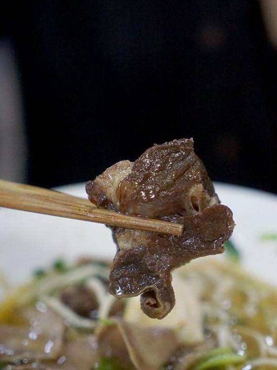 这家面馆只卖牛肉面，开到凌晨三点才关门，被称为宁波深夜食堂(图6)