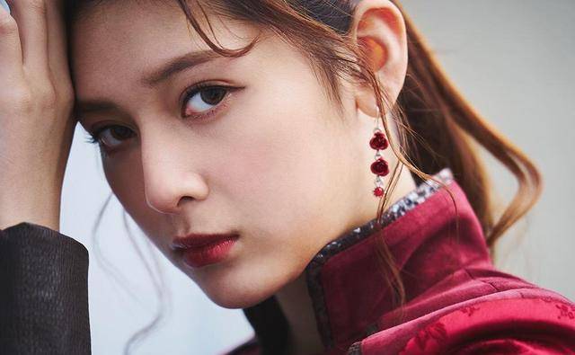 假面骑士圣刃:坏女人玲花写真破洞皮裤太美快进到吃瘪画面_制服_造型