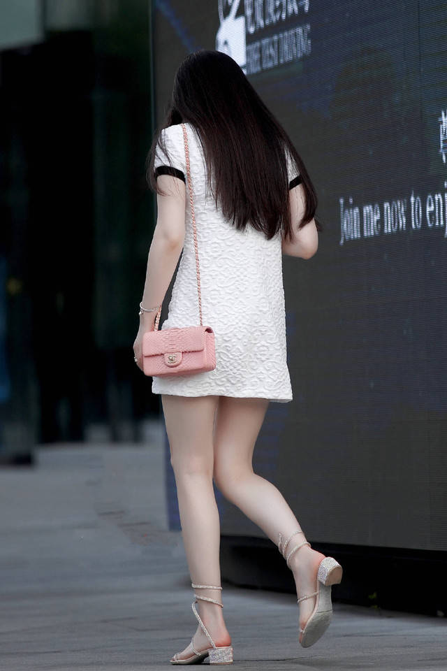 街拍美女,肤白貌美大长腿,说的可能就是这位白富美_姐姐_时尚_瞬间