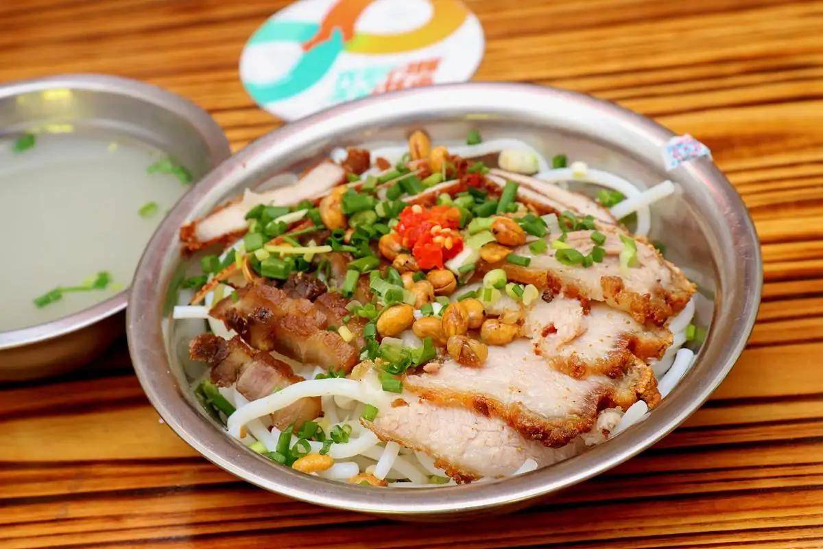 小雨吃完碗里的肉后,她对奶奶说:"奶奶,我想吃肉,我不想吃粉.