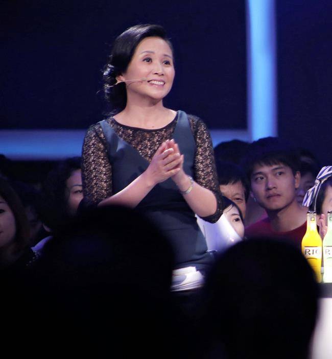 黄菡:倒追老公恩爱31年,54岁重返舞台,孟非的最佳搭档_袁剑_小时候