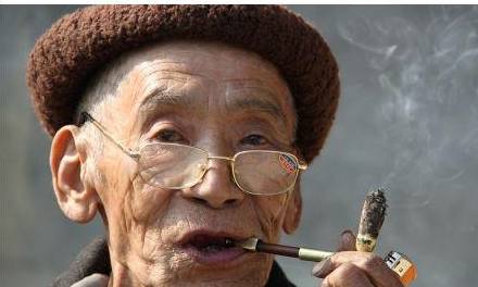 老人抽菸喝酒,卻長壽到113歲,訣竅:可能因為堅持做