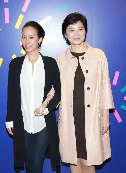 林青霞继女比亲女儿美啊！欧式五官不明艳却有辨识度，打扮更养眼 - 魅力时尚