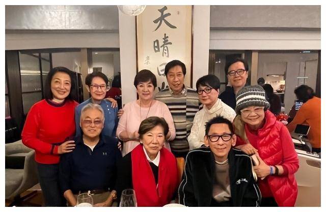 83岁凌波与85岁金汉罕露面,结婚57年恩爱如初,移民多年生活幸福_金瀚