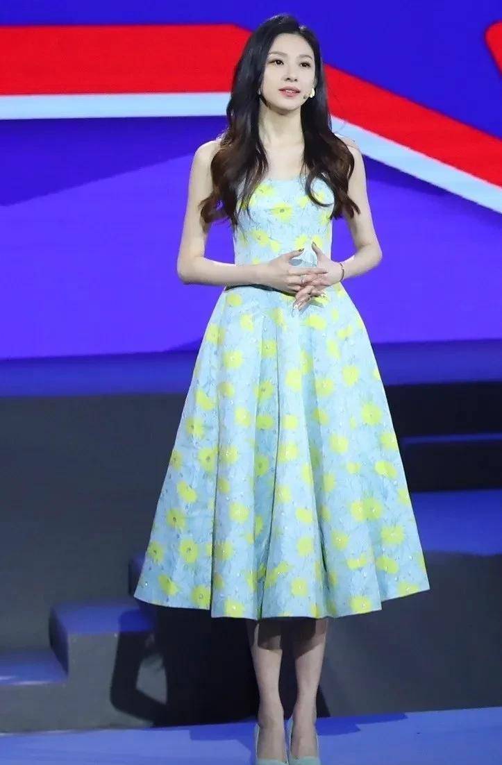 美女主持人马凡舒的高跟鞋_连衣裙_明星_图片