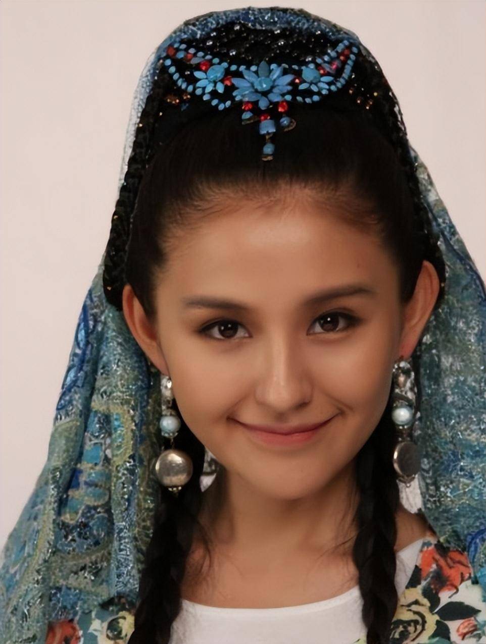 热依扎的异国情调的美丽可以很容易地粉碎娱乐圈的技术面孔.