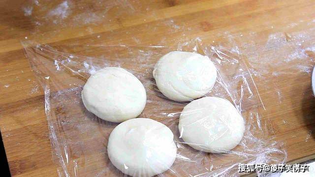 面点师分享鸡蛋灌饼的简单做法,半烫面,一揉一擀,张张鼓大泡_面团