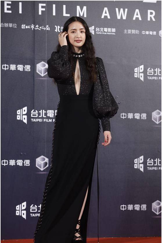 出席台北电影节,穿黑色时尚裙,展现成时尚女人魅力_礼服_设计_女明星