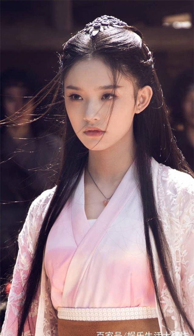 毕竟是被周星驰老师看中的演员,她在电影《美人鱼》和《西游伏妖篇》