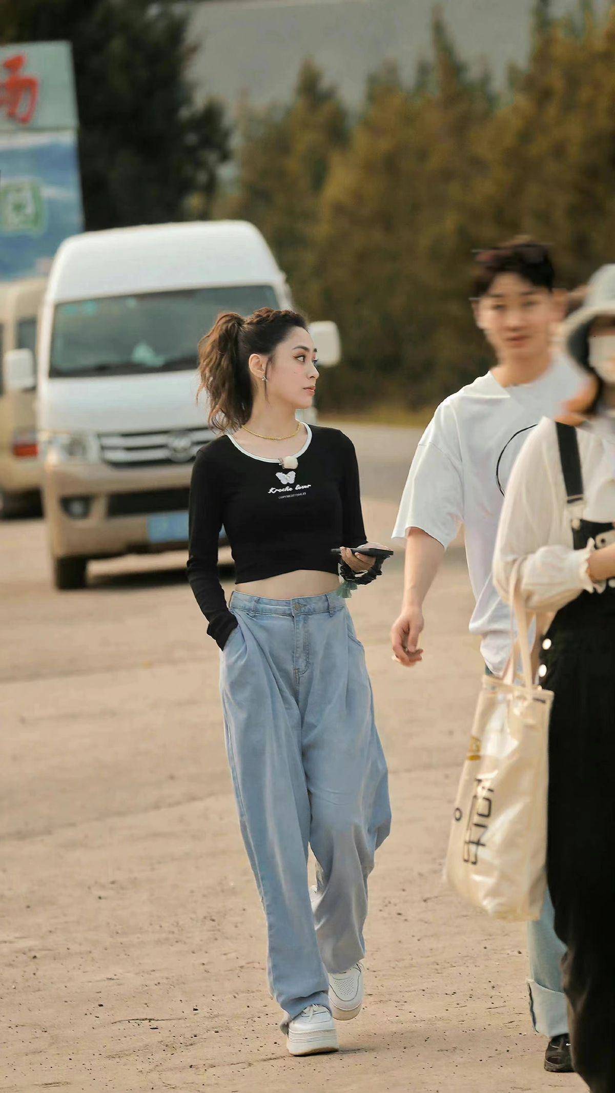 阿娇瘦20斤后好自信,背带裤里穿露脐装,腿似麻杆像精修_时尚_身材苗条