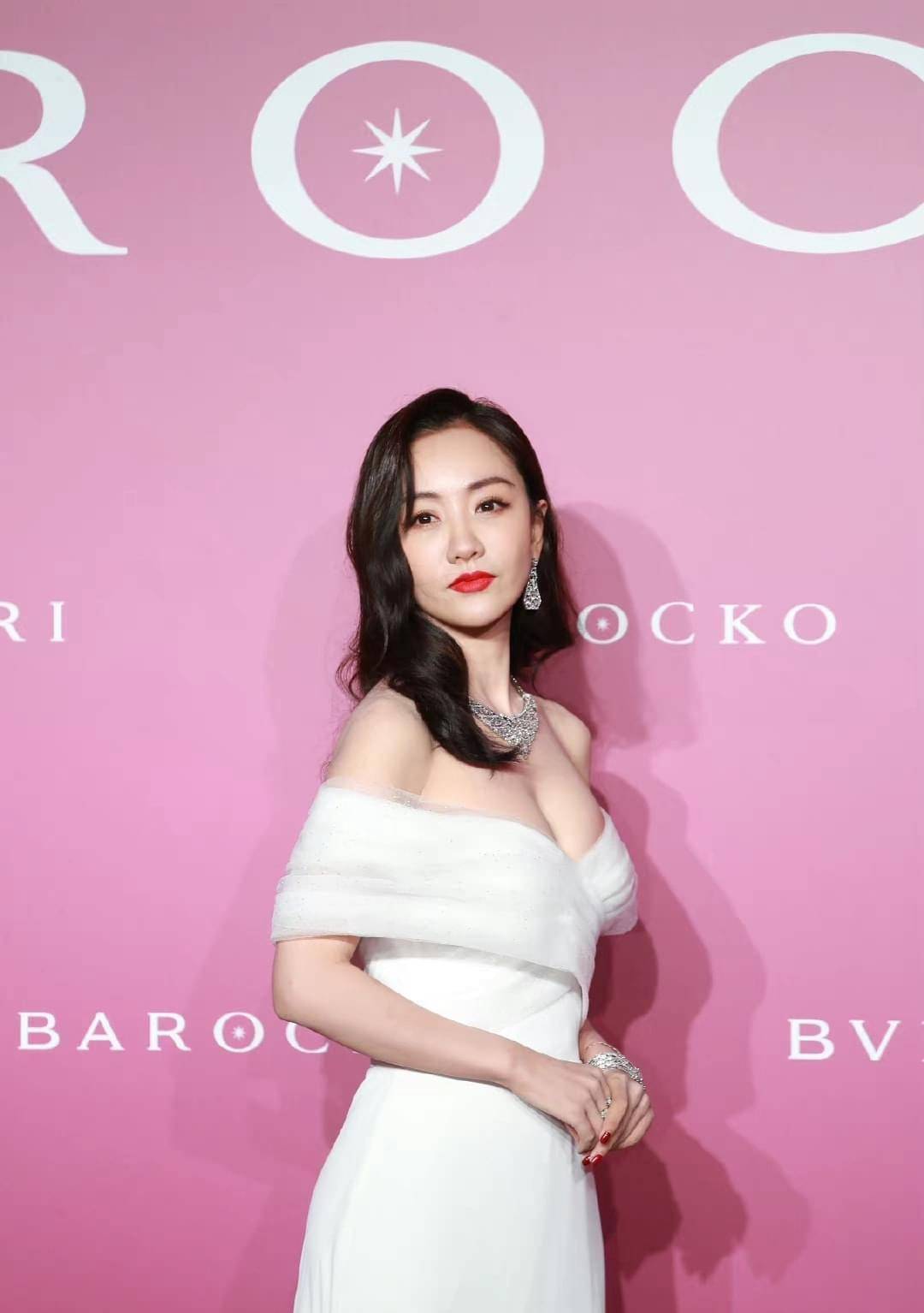 杨蓉红毯秀封神时刻,老外眼睛都看直了!_观众_明星_项链