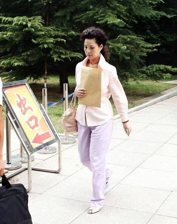 56岁梦鸽人年轻打扮却老套,一身宽松太臃肿,打好多发蜡太抢镜_造型