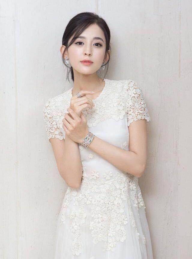 同穿白色裙子,古力娜扎这个大高个竟然输给了小个子的赵丽颖_感觉